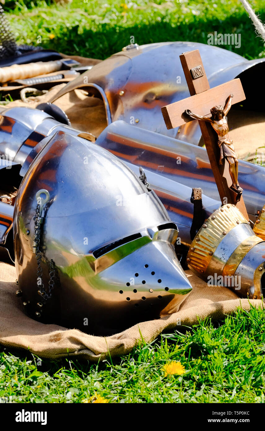 Um die Ostern 2019 mittelalterlichen Fayre an Glastonbury Abbey. Armor Anzeige Stockfoto