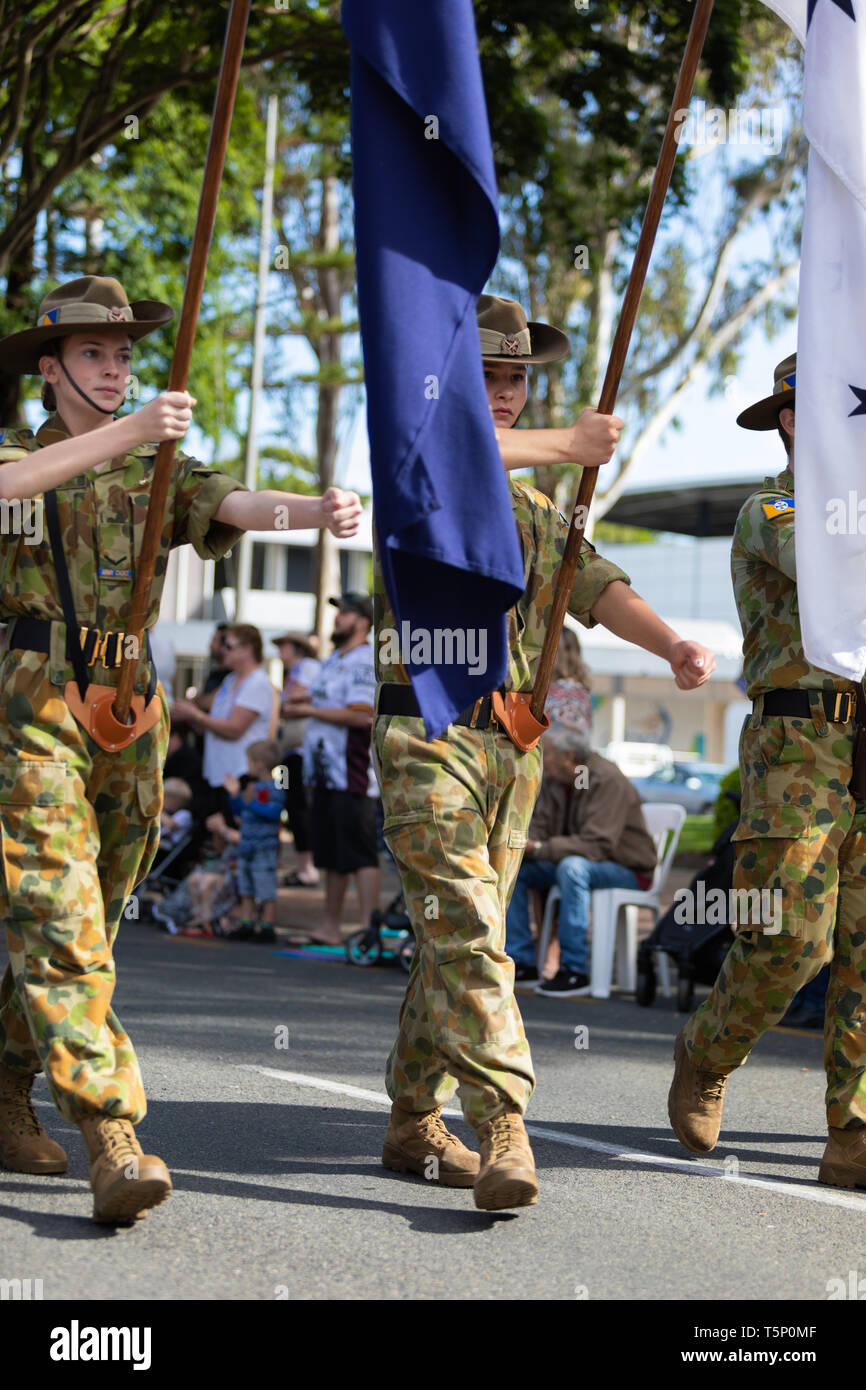 Australische Armee behält sich Stolz marschieren und Lager Flaggen während der ANZAC Day street parade Stockfoto