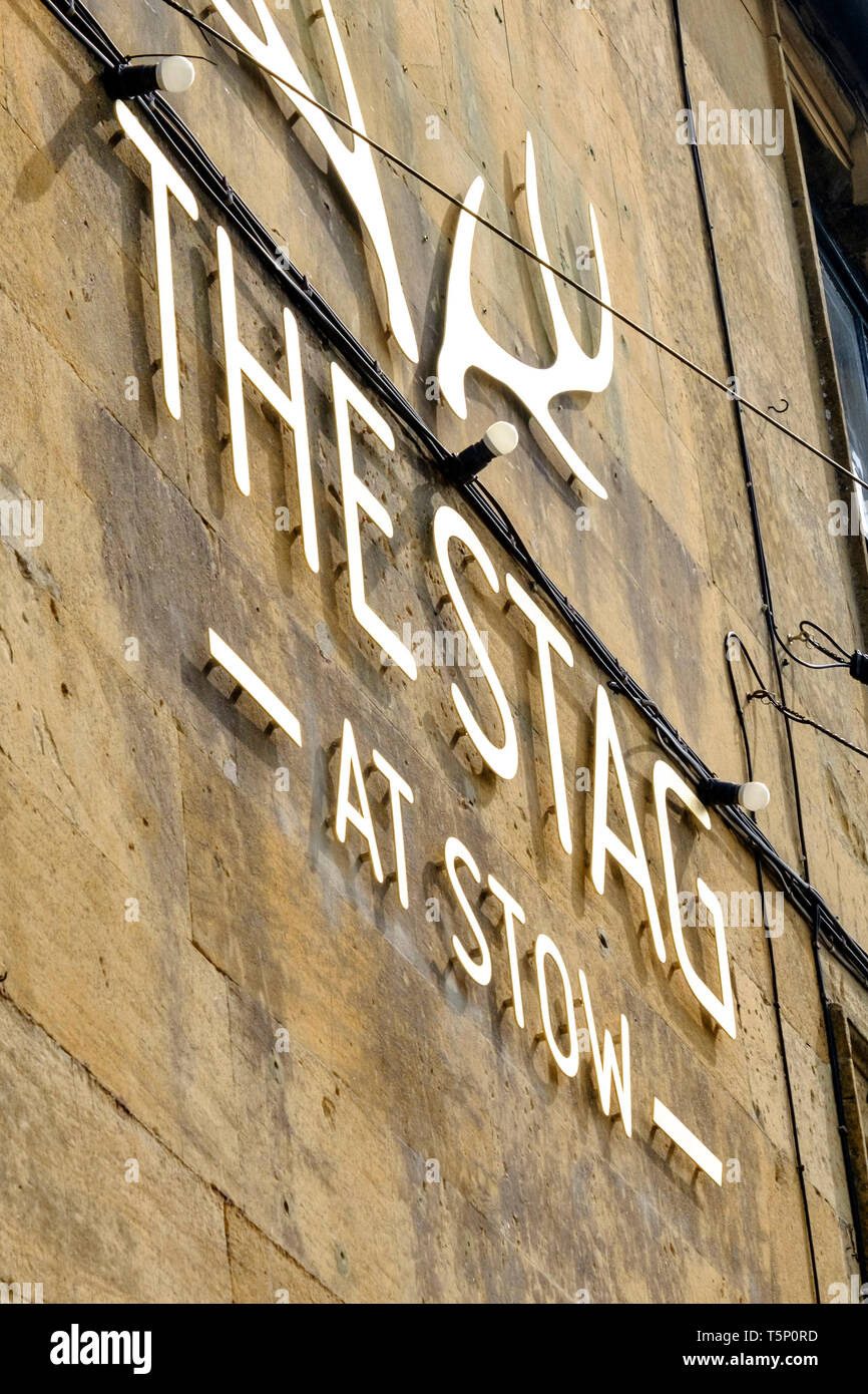 Um das Cotswold Stadt Stow-on-the-Wold Gloucestershire UK Der Hirsch zu verstauen Stockfoto