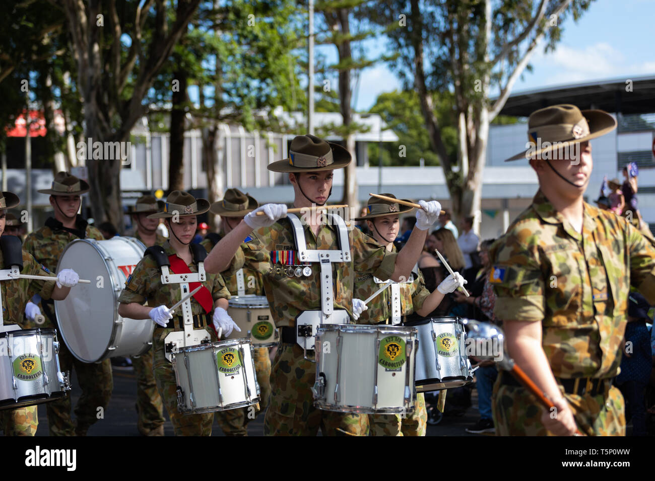 Australische Armee behält sich Marching Band stolz die Teilnahme und Durchführung im ANZAC Day street März Stockfoto