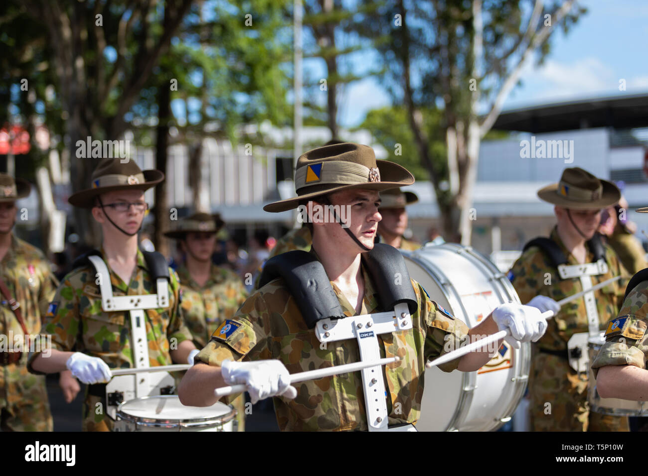 Australische Armee behält sich Marching Band stolz die Teilnahme und Durchführung im ANZAC Day street März Stockfoto