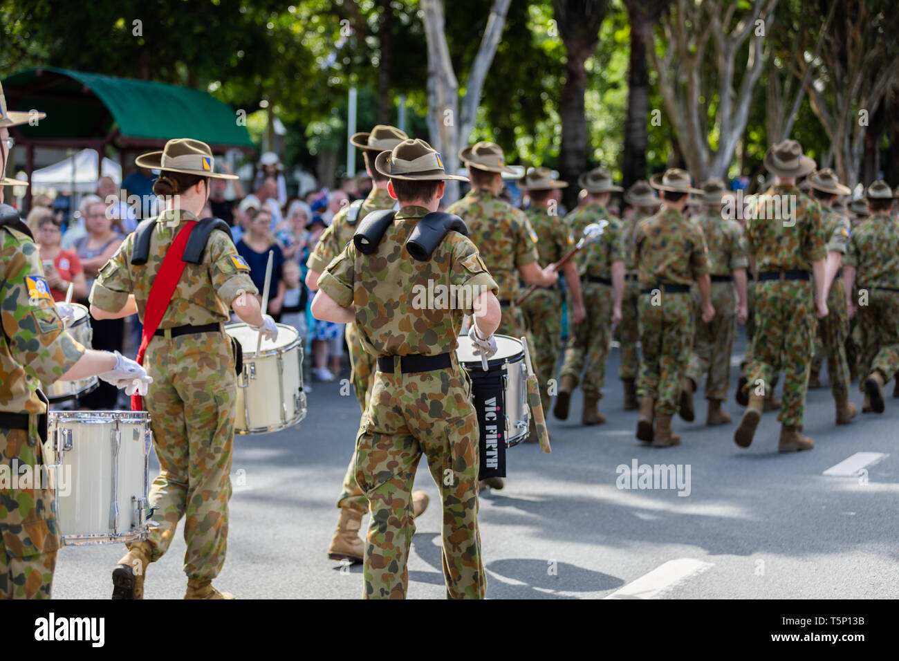 Australische Armee behält sich Marching Band stolz die Teilnahme und Durchführung im ANZAC Day street März Stockfoto