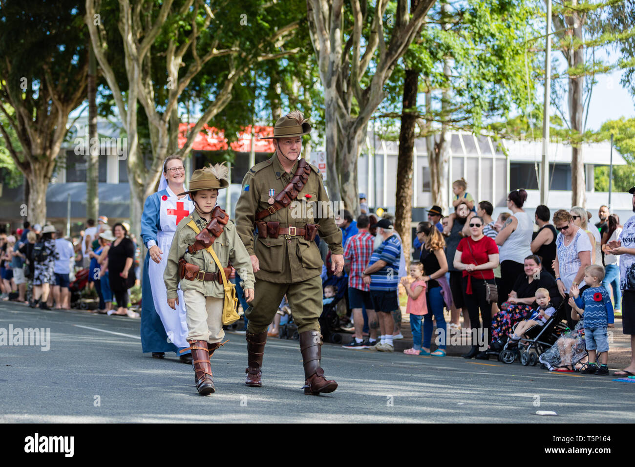 Vater und Sohn Stolz gehen zusammen in den traditionellen messenger Uniformen während der ANZAC Day März gekleidet Stockfoto