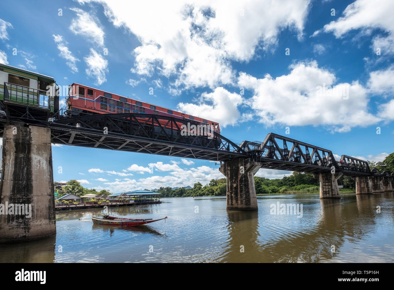 Low Angle Zug, der auf histotic Eisenbahn der River Kwai Brücke in Kanchanaburi Stockfoto