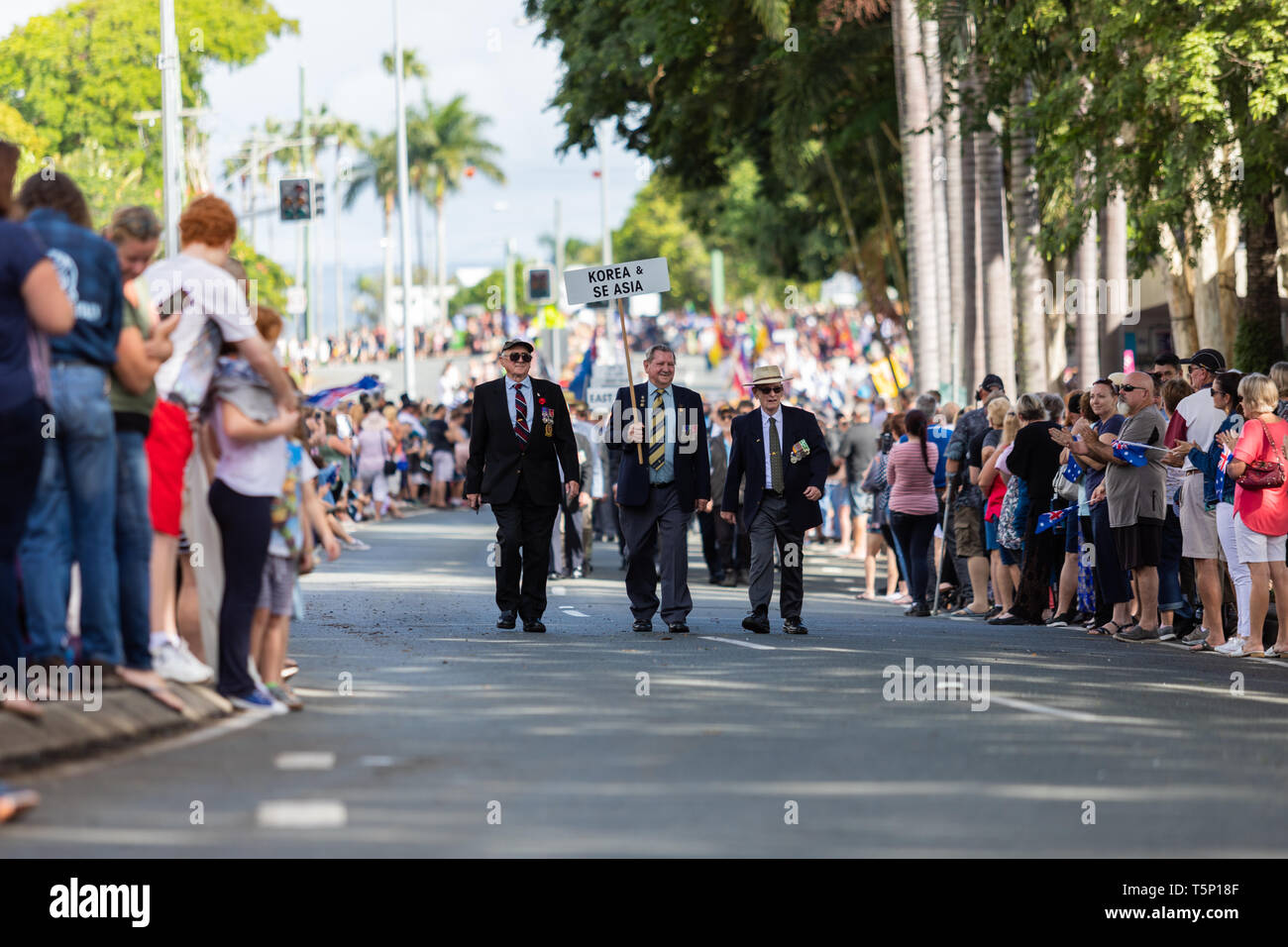 Zurück Veteranen, die in der Koreanischen und Südostasiatischen Bereitstellungen der Krieg gekämpft, zusammen marschieren stolz Stockfoto