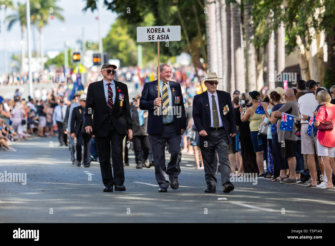 Zurück Veteranen, die in der Koreanischen und Südostasiatischen Bereitstellungen der Krieg gekämpft, zusammen marschieren stolz Stockfoto