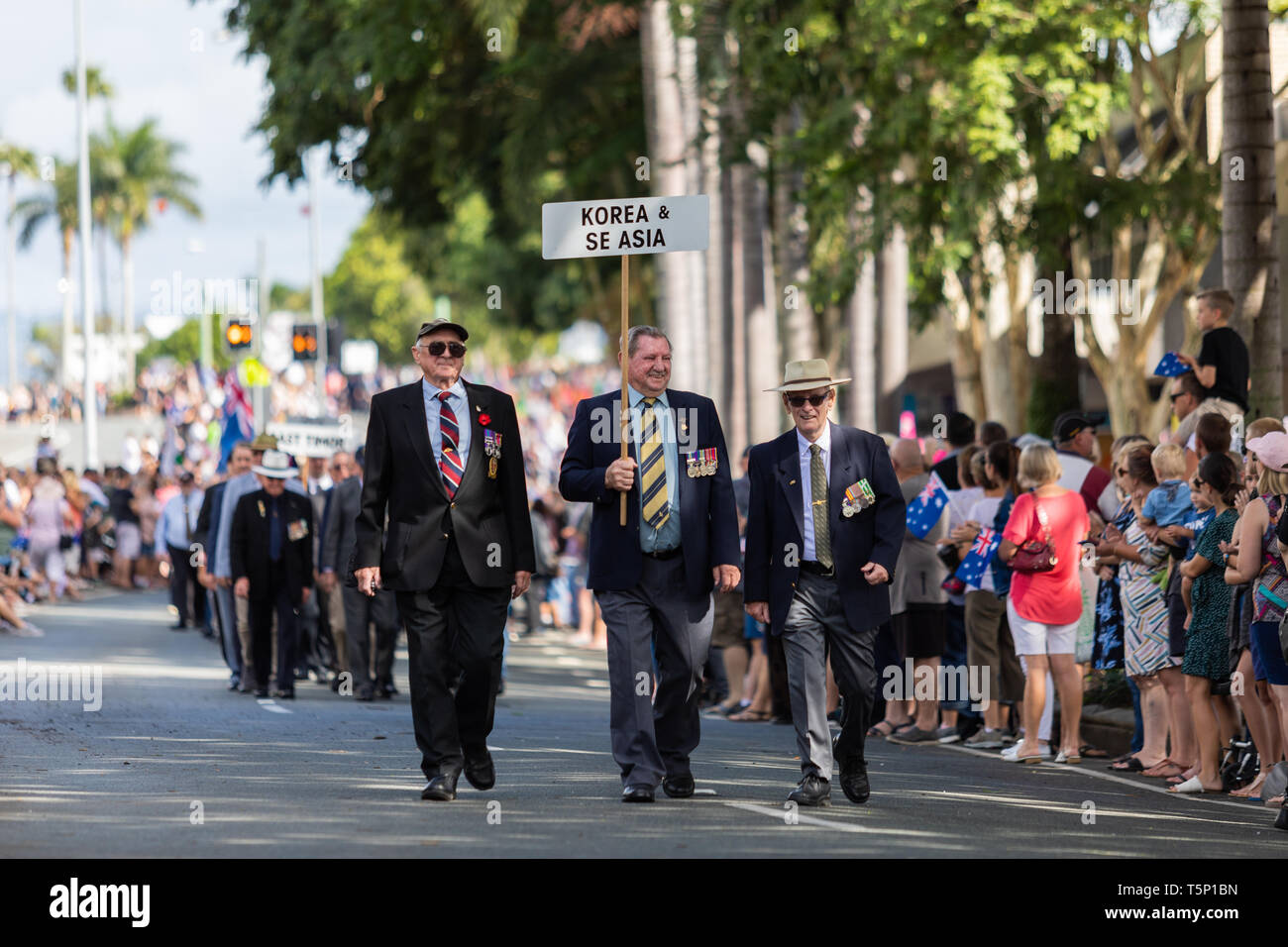 Zurück Veteranen, die in der Koreanischen und Südostasiatischen Bereitstellungen der Krieg gekämpft, zusammen marschieren stolz Stockfoto