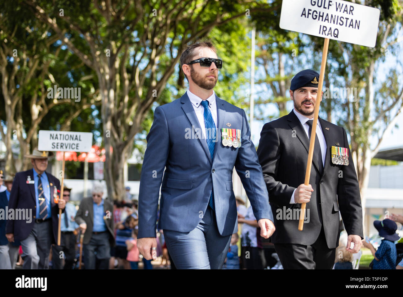 Junge zurück Veteranen, die im Golfkrieg, in Afghanistan und im Irak Kriege geführt, gemeinsam stolz marschiert, gut gekleidet und Stern konfrontiert Stockfoto