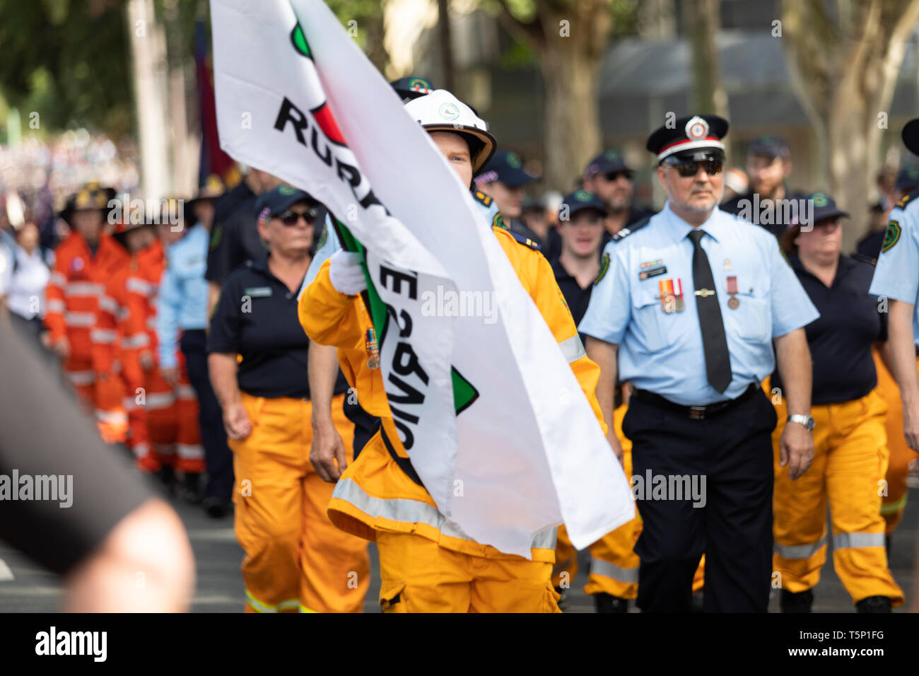 Australische State Emergency Services (SES) und der ländlichen Feuerwehren Marching in ihren Uniformen während der ANZAC Day Street Parade. Stockfoto