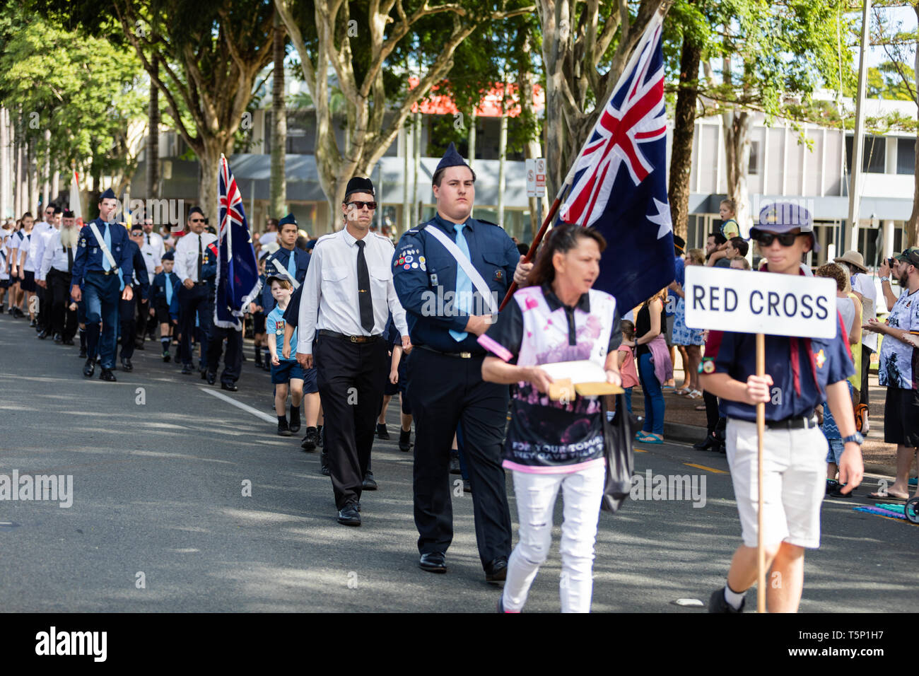 Das australische Rote Kreuz zusammen marschieren und Stolz winkt die Australische Flagge. Stockfoto