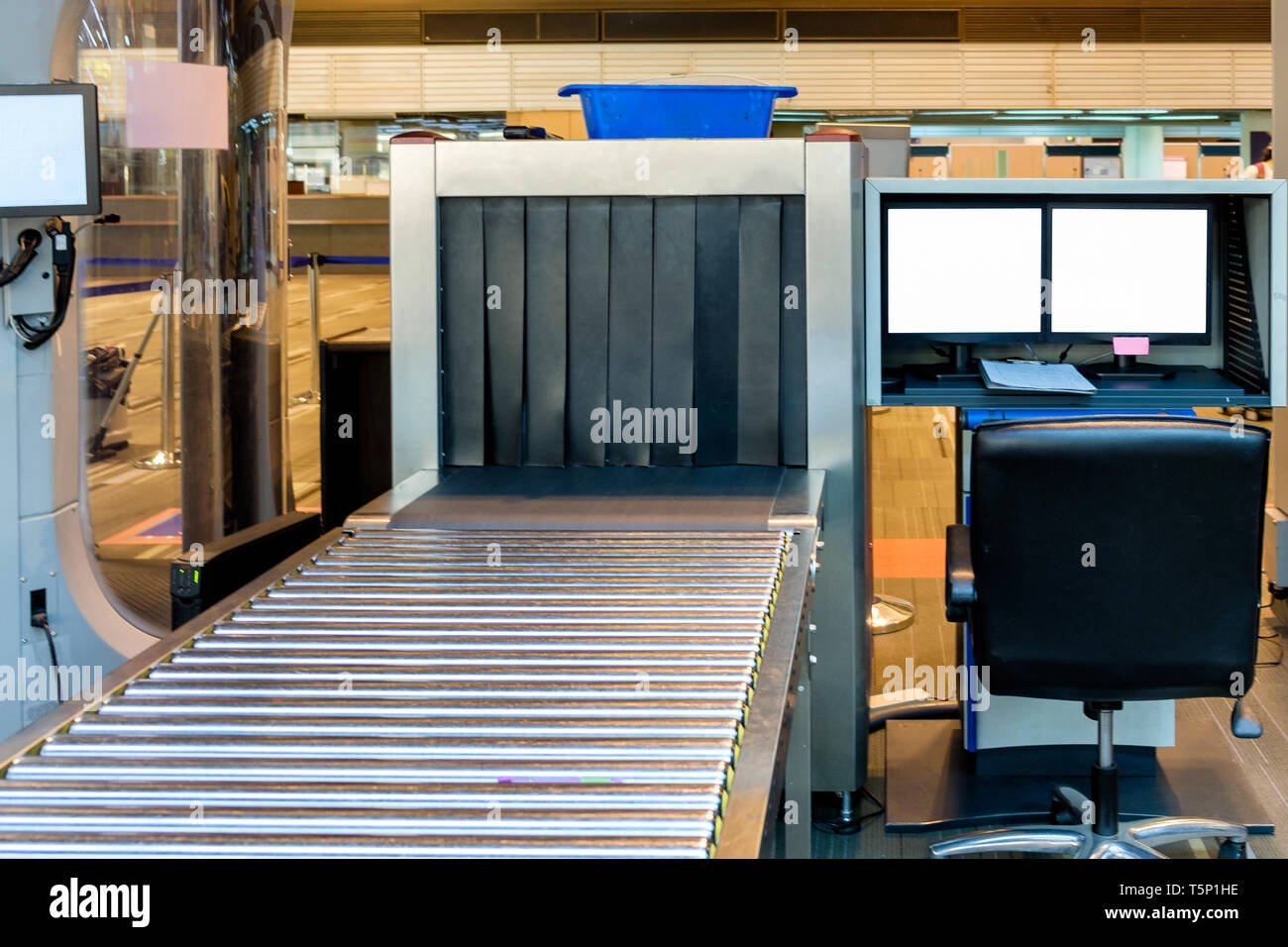 Gepäck x-ray Scanner Sicherheit im Flughafen Stockfoto