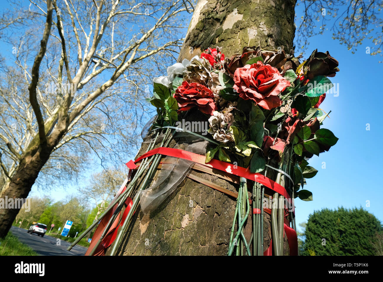 Ein Bouquet von künstlichen Blumen auf einem Baum neben der nationalen Hauptstraße Nr. 1 (Ruhrschnellweg) in Dortmund erinnert an ein Kraftfahrer, der hier in einem Autounfall gestorben Stockfoto