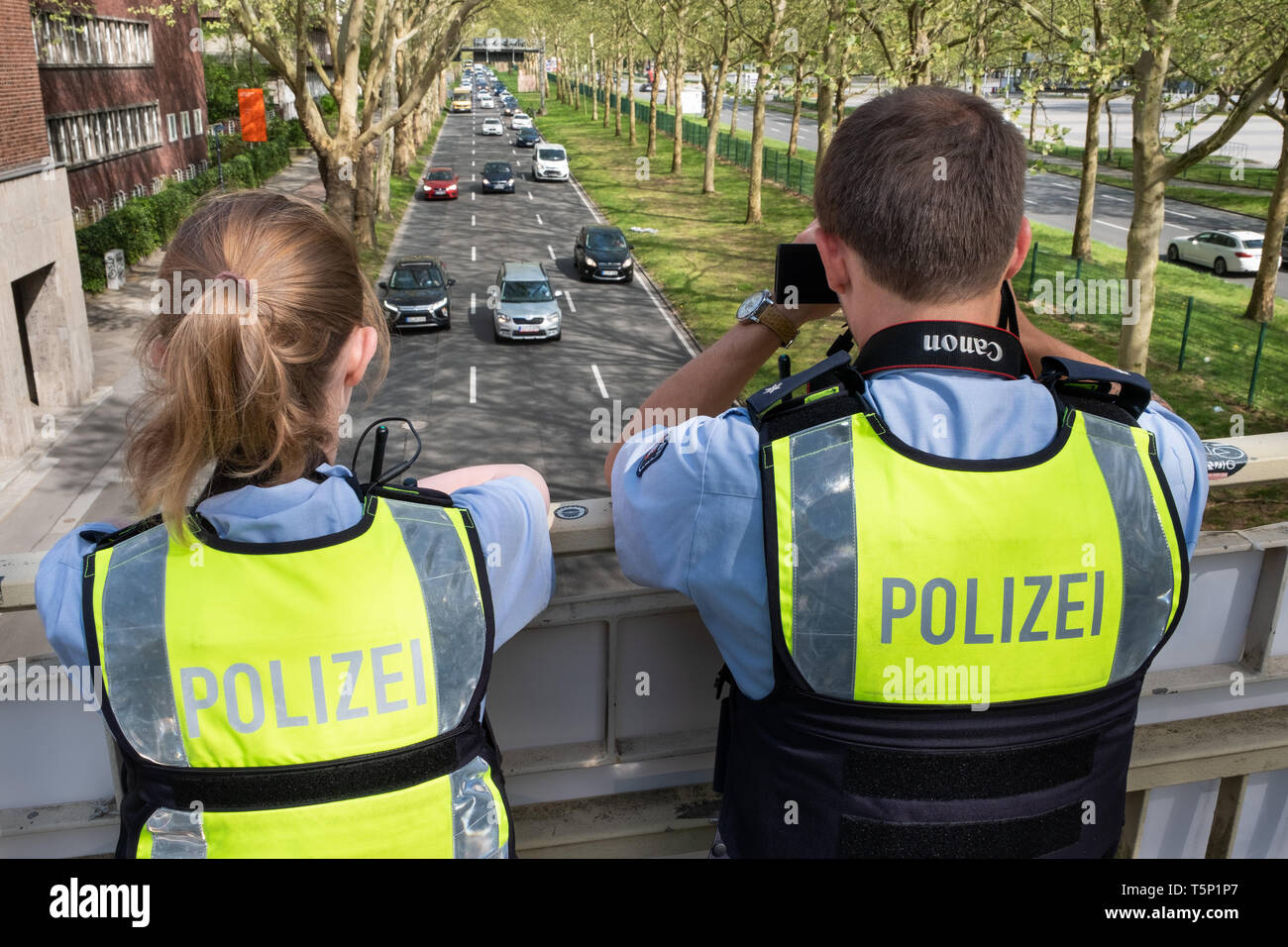 Deutsche Polizei verwenden, um ein Video Kamera die Autofahrer von einer Brücke über die Bundesstraße Nr. 1 (Ruhrschnellweg), um zu sehen, ob Treiber sind mit einem Smartphone während der Fahrt. Dortmund, Deutschland Stockfoto