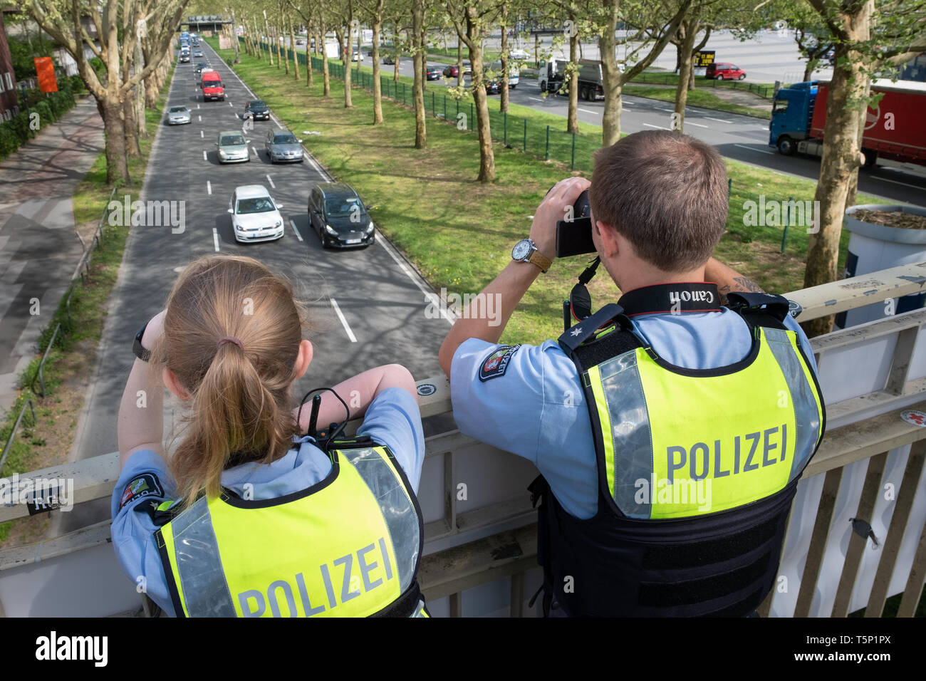 Deutsche Polizei verwenden, um ein Video Kamera die Autofahrer von einer Brücke über die Bundesstraße Nr. 1 (Ruhrschnellweg), um zu sehen, ob Treiber sind mit einem Smartphone während der Fahrt. Dortmund, Deutschland Stockfoto
