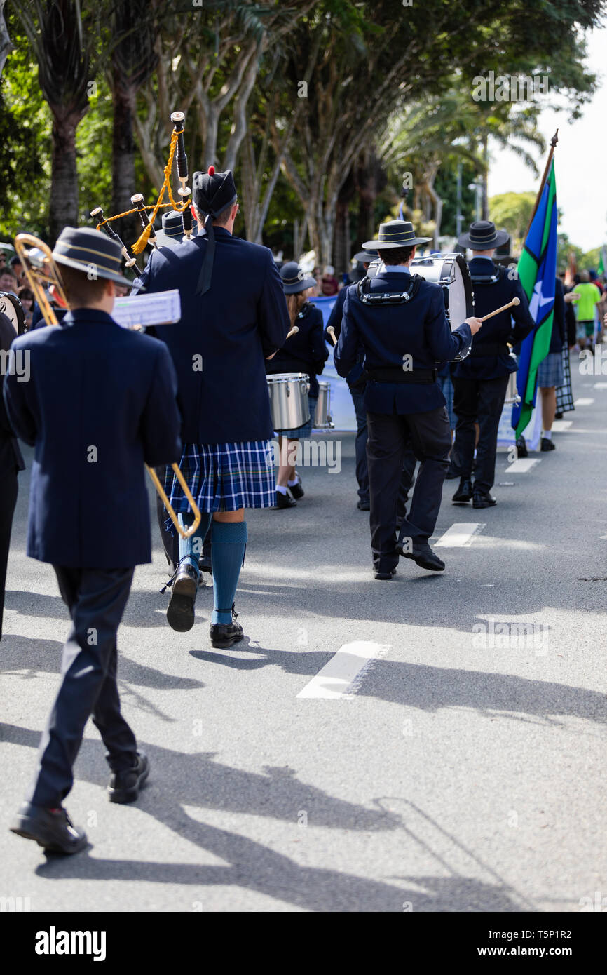 Lokale private Schule Kinder Durchführung und Teilnahme an der Anzac Day street März, im vollständigen formalen Uniform gekleidet Stockfoto