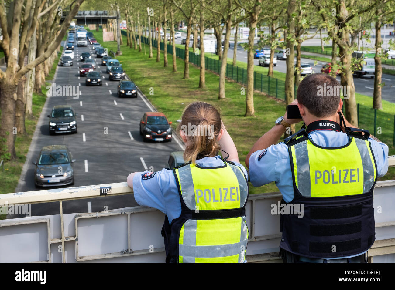 Deutsche Polizei verwenden, um ein Video Kamera die Autofahrer von einer Brücke über die Bundesstraße Nr. 1 (Ruhrschnellweg), um zu sehen, ob Treiber sind mit einem Smartphone während der Fahrt. Dortmund, Deutschland Stockfoto