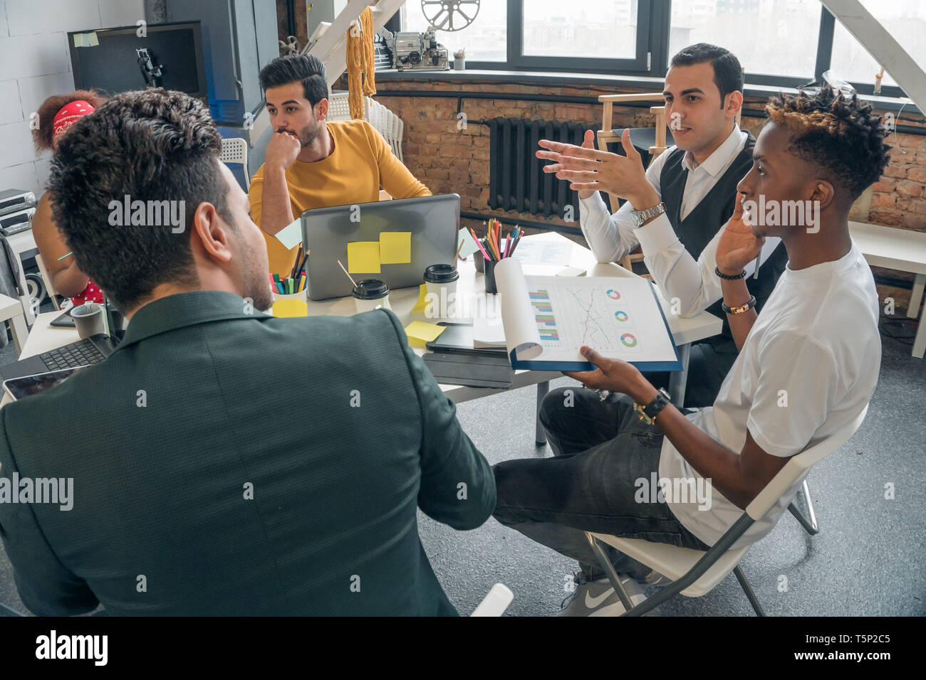 Live Kommunikation in einer Gruppe von jungen Leuten im Büro. Sitzung viel versprechende Unternehmer im Büro mit modernem Design. Stockfoto
