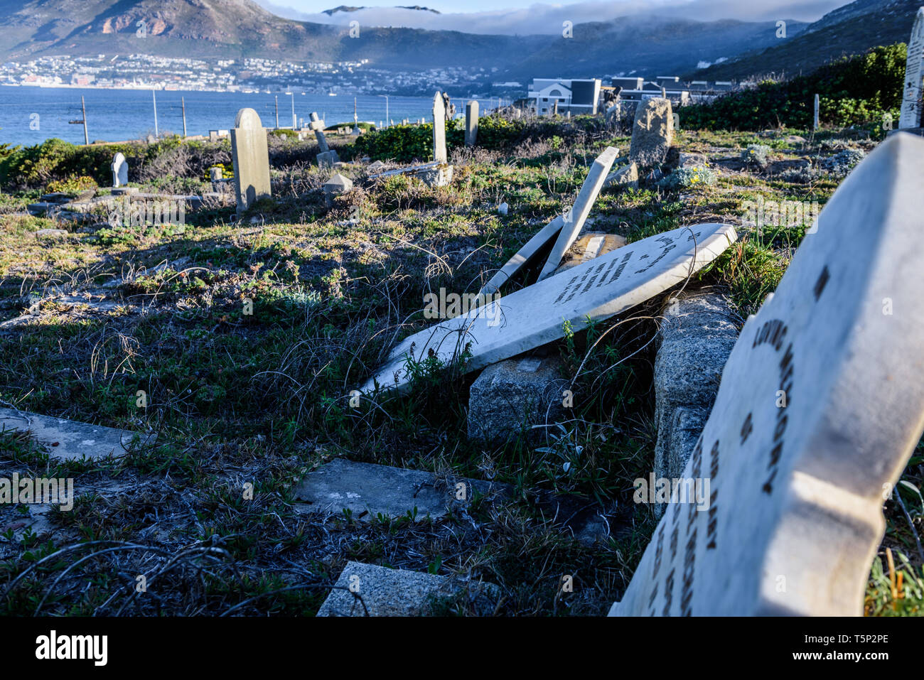 Die christlichen Abschnitt an Dido Tal Friedhof auf der False Bay Küste am Kap in Südafrika, mit Simons Town in der Ferne Stockfoto