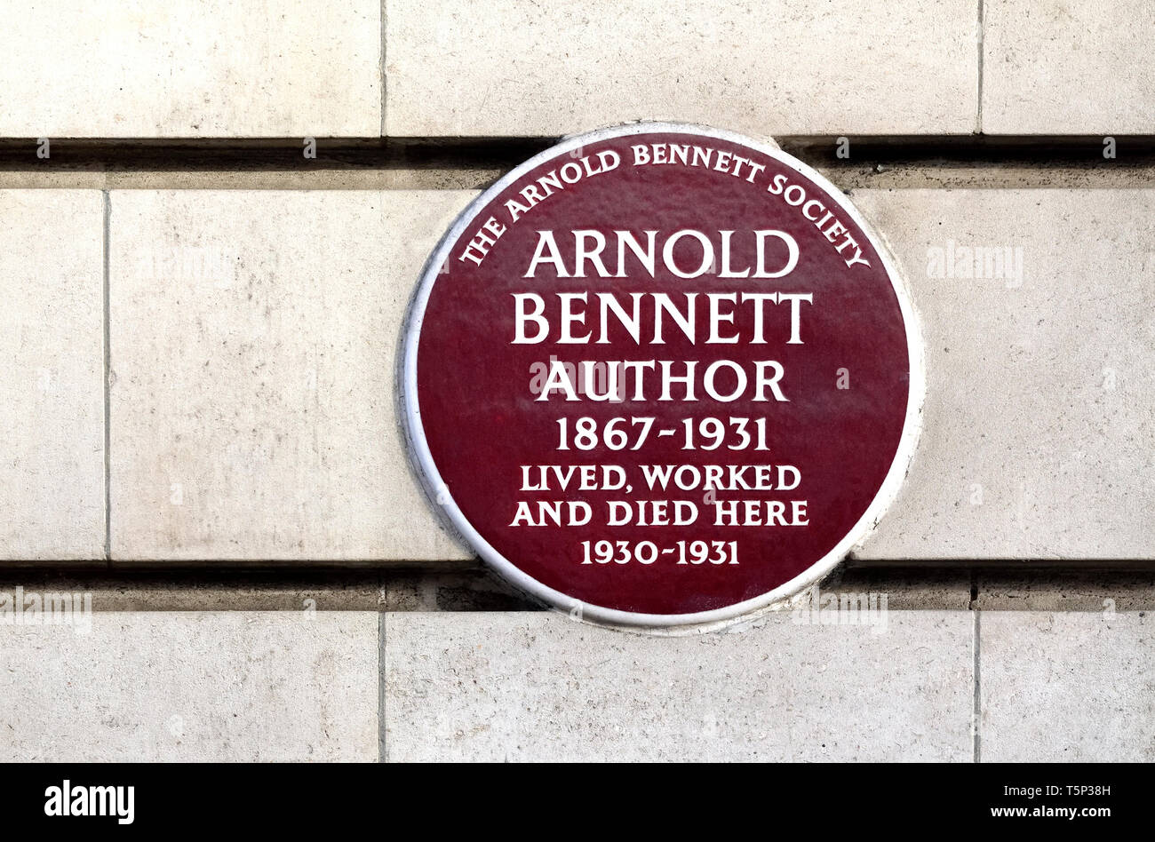 London, England, UK. Commemorative blaue Plakette: Arnold Bennett Thema 1867-1931 lebte, arbeitete und starb hier 1930-1931. Chiltern Hof, Baker Street Stockfoto