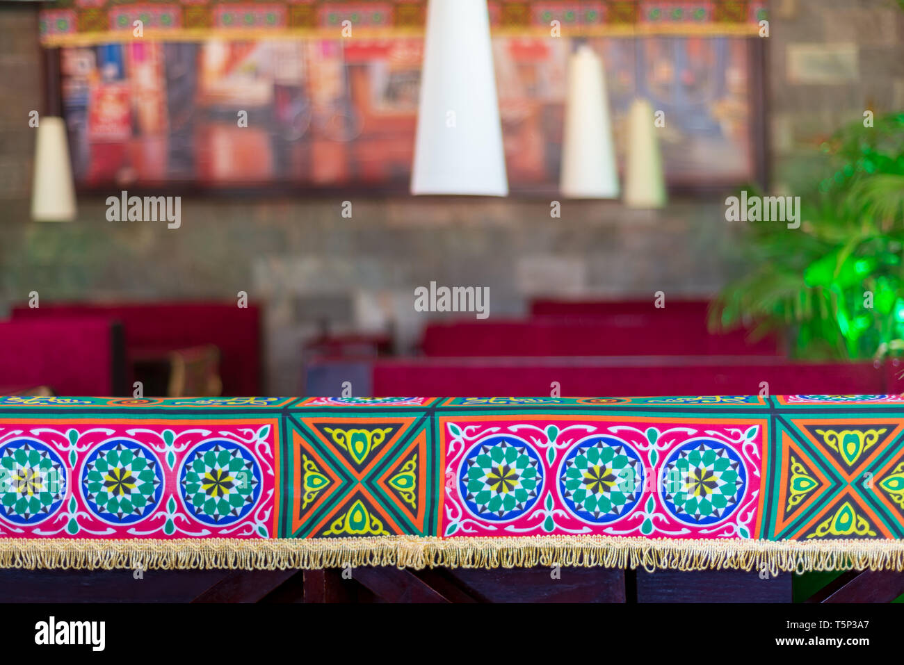 Traditionelle Ramadan Dekorationen mit verschwommenen Hintergrund von Tabellen, Laternen und grünen Pflanzen Stockfoto