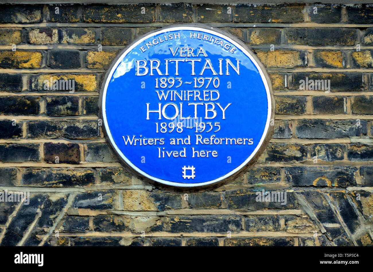 London, England, UK. Commemorative blaue Plakette: Vera Brittain (1893-1970) Winifred Holtby (1898-1935) Schriftsteller und Reformer, lebten hier. 58 Doughty St Stockfoto