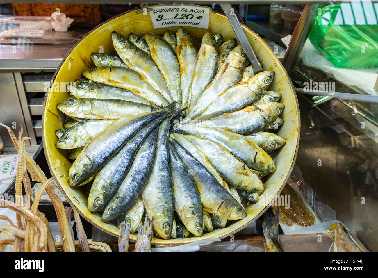 eine Auslage von Sardines de bota in einem runden Korb auf dem Zentralmarkt Valencia Stockfoto