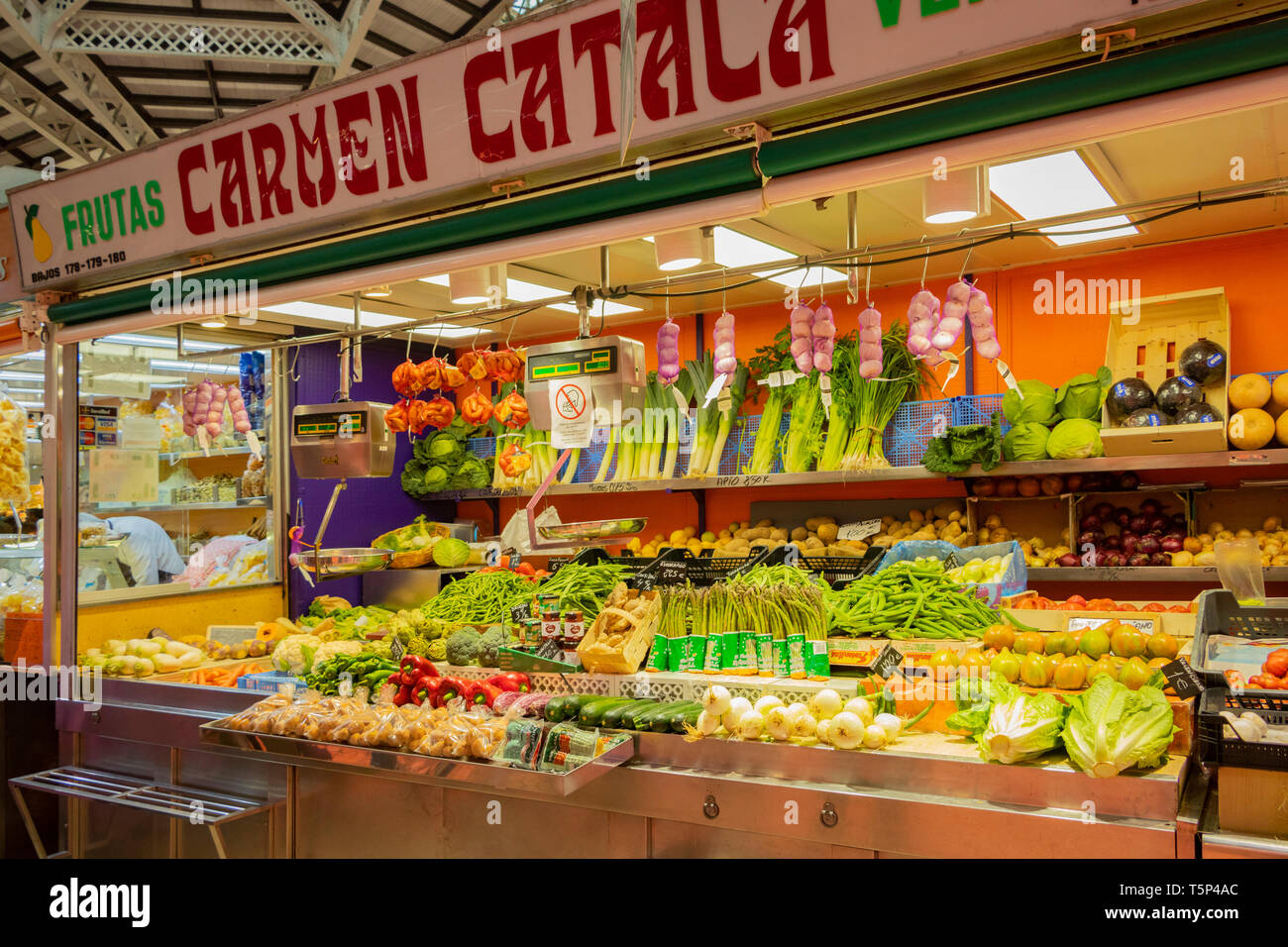 Obst und Gemüse auf einem Stall in zentralen Markt Valencia Stockfoto