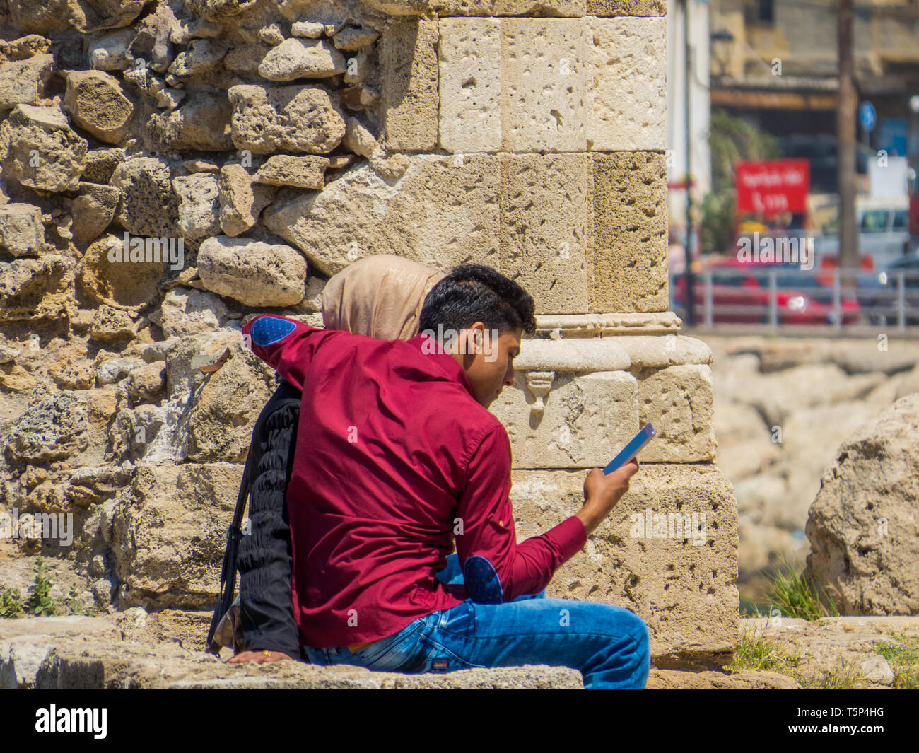 SIDON, Libanon - Mai 21, 2017: Unbekannte arabische Paar sitzen auf den Ruinen der Sidon Meer Schloss. Stockfoto