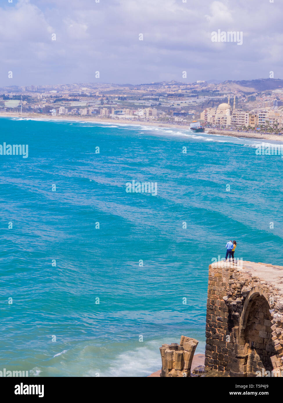 SIDON, Libanon - Mai 21, 2017: Unbekannter Paar auf den Ruinen der Sidon Sea Castle, von den Kreuzfahrern als Festung des Heiligen Landes errichtet. Stockfoto
