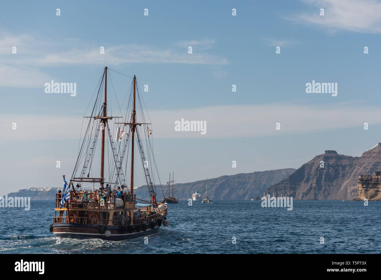 Holz- Schiff auf dem Meer von Santorini Inseln Stockfoto