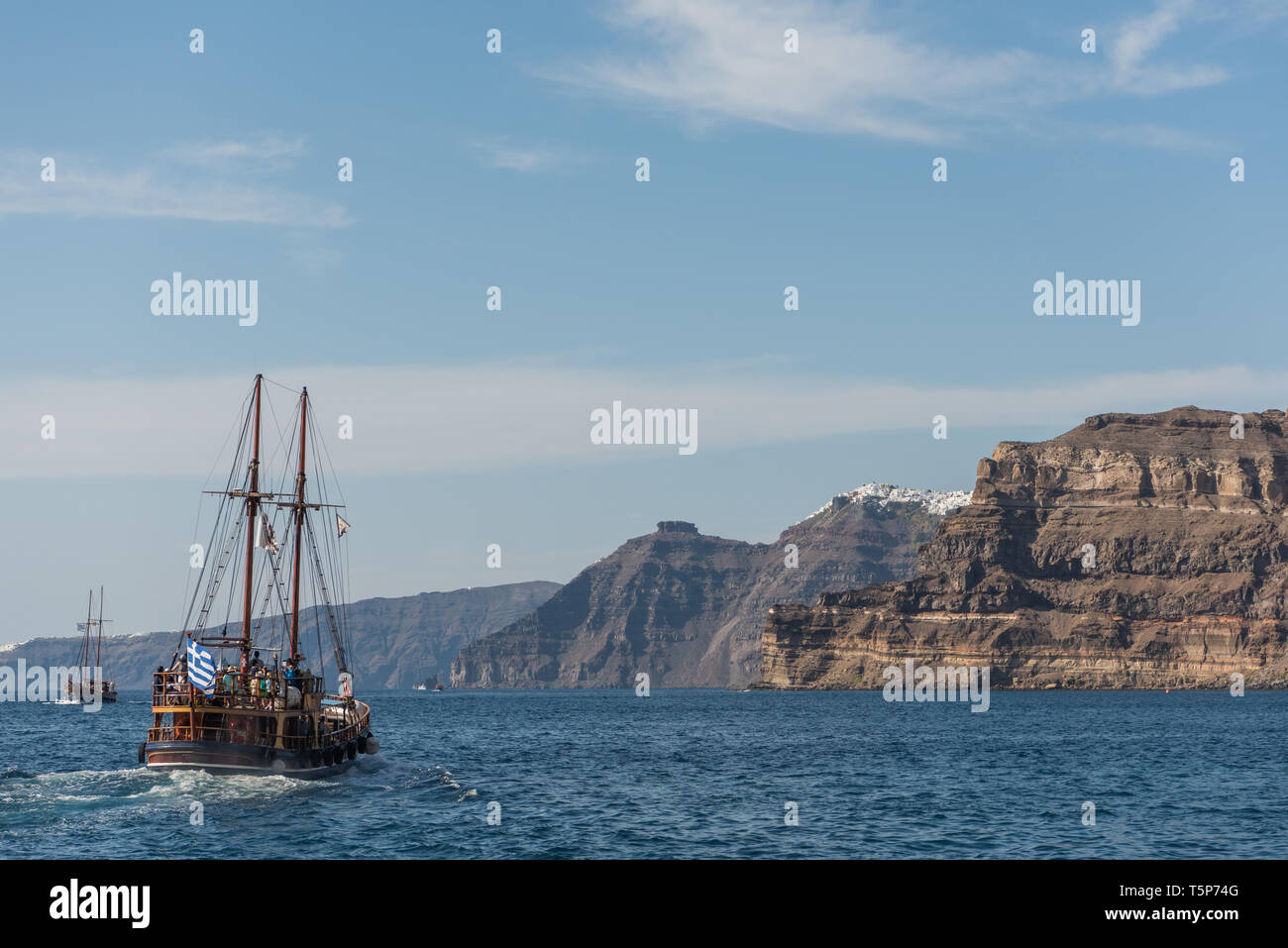 Holz- Schiff auf dem Meer von Santorini Inseln Stockfoto