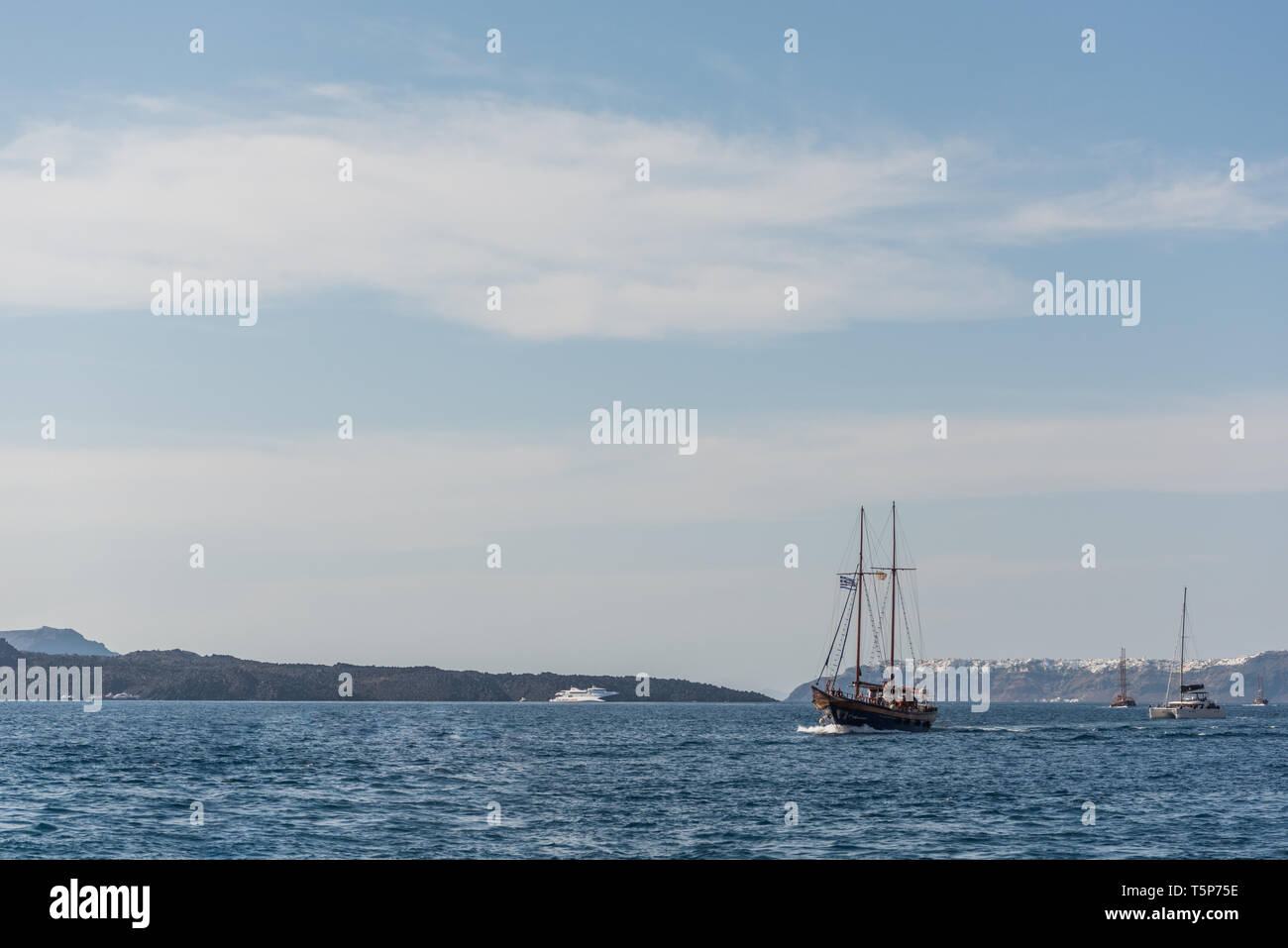 Holz- Schiff auf dem Meer von Santorini Inseln Stockfoto