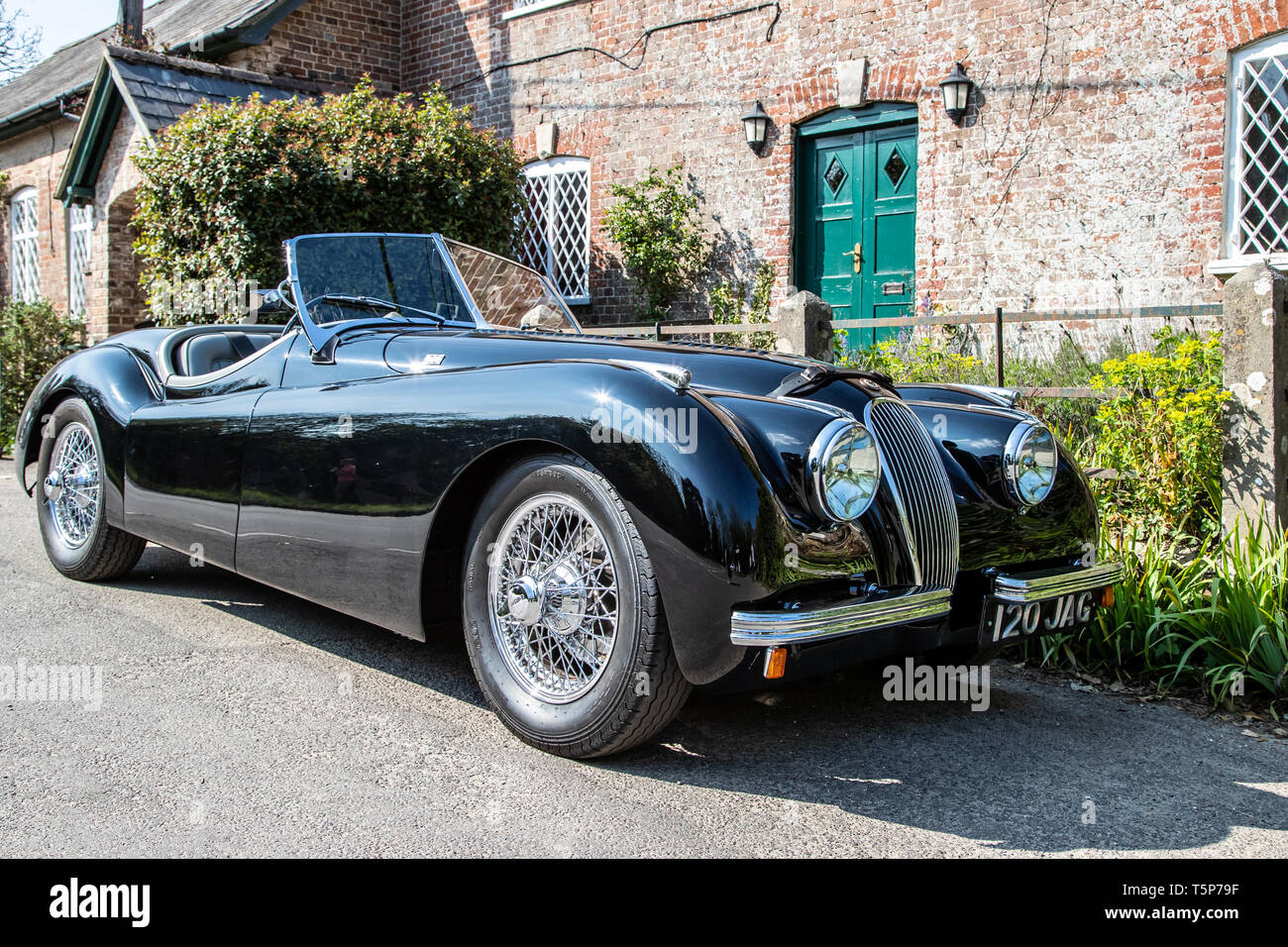 Moreton, Großbritannien - 20 April 2019: Pristine vintage schwarz Jaguar Sportwagen im Dorf von Moreton, Dorset, Großbritannien geparkt Stockfoto