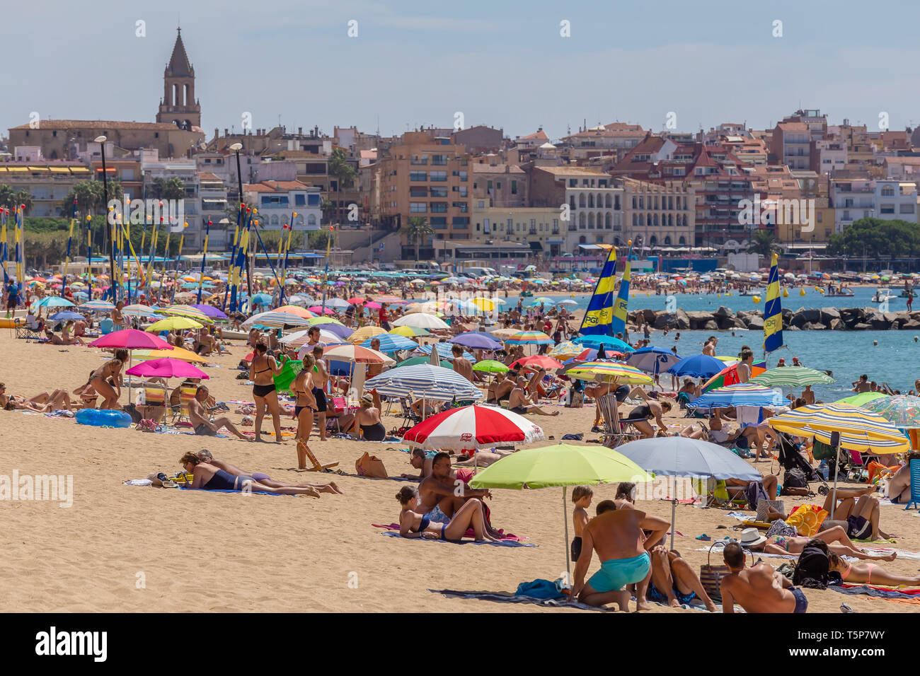 Strandleben Sie in einer spanischen Kleinstadt Palamos (Spanien, Costa Brava), 27. Juli 2017, Spanien Stockfoto