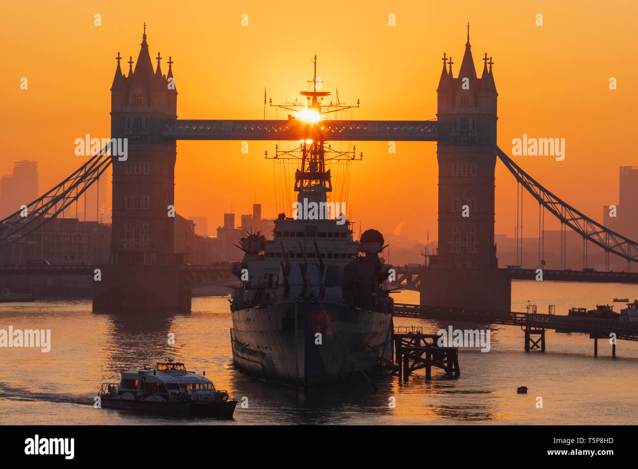 England, London, Tower Bridge und Museumsschiff HMS Belfast bei Sonnenaufgang Stockfoto