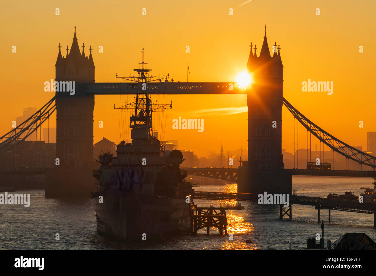 England, London, Tower Bridge und Museumsschiff HMS Belfast bei Sonnenaufgang Stockfoto