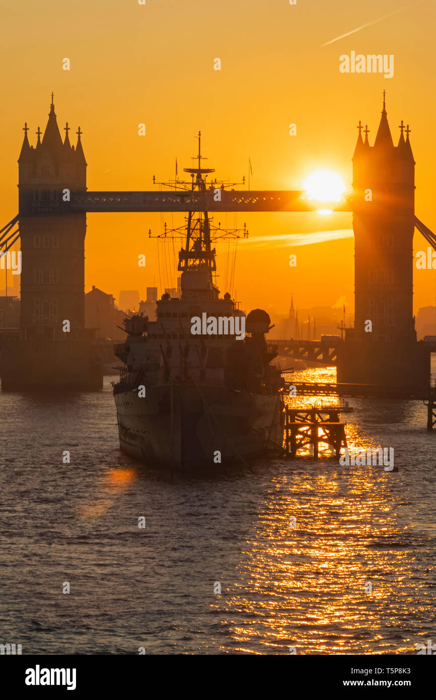 England, London, Tower Bridge und Museumsschiff HMS Belfast bei Sonnenaufgang Stockfoto