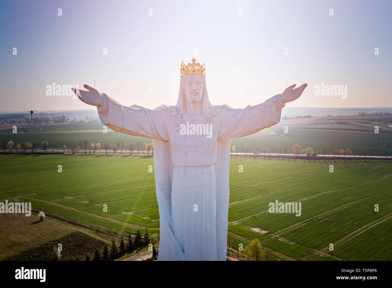 Antenne drone Blick auf Jesus Christus Statue in Swiebodzin. Statue von Jesus Christus in Swiebodzin, westlichen Polen, am 6. November 2010 abgeschlossen. Die Abbildung Stockfoto