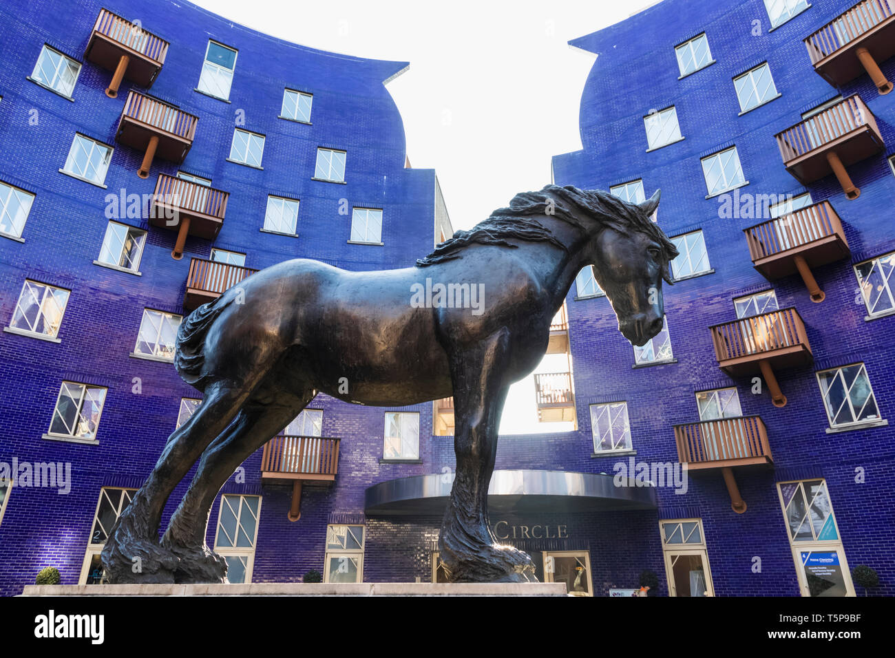 England, London, Southwark, der Kreis Residential Apartment Komplex, Skulptur von Dray Pferd mit dem Titel "Jakob das Pferd "von Shirley Tempo Stockfoto