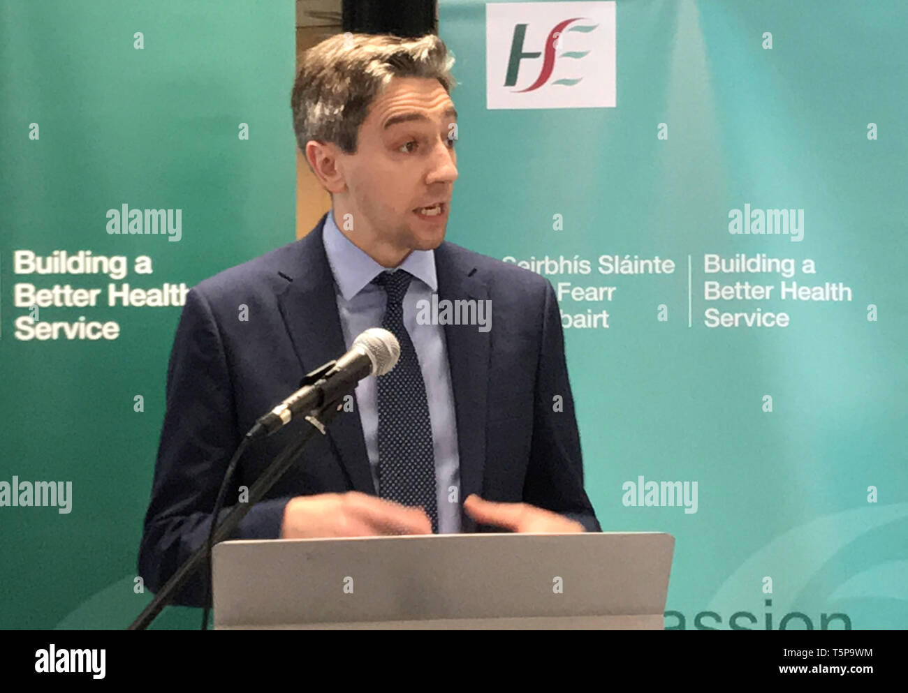 Gesundheit Minister Simon Harris in seiner Rede bei der Eröffnung des Summerhill Primary Care Center in Dublin. Stockfoto