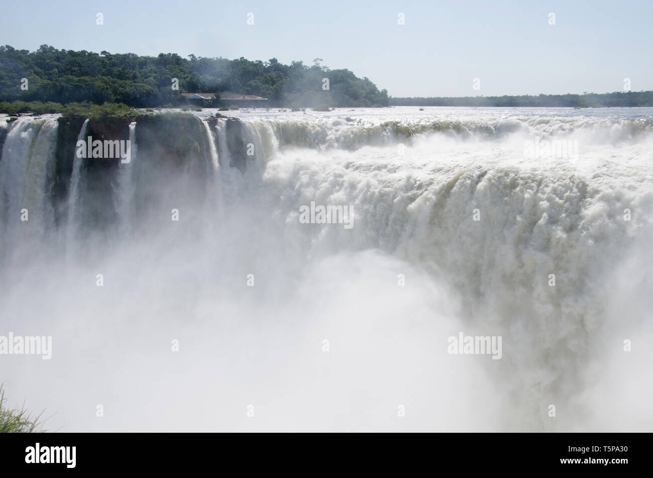 Die mächtigen Iguazú-Wasserfälle von der argentinischen Seite aus gesehen - der Sound ist Donnernden Stockfoto