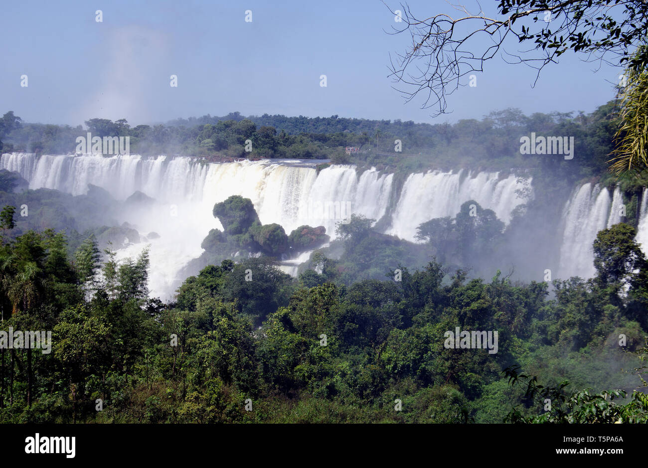 Unter herrlichen Wasserfälle Iguazú mit Rachen des Teufels verbunden sind die Bossetti fällt Stockfoto