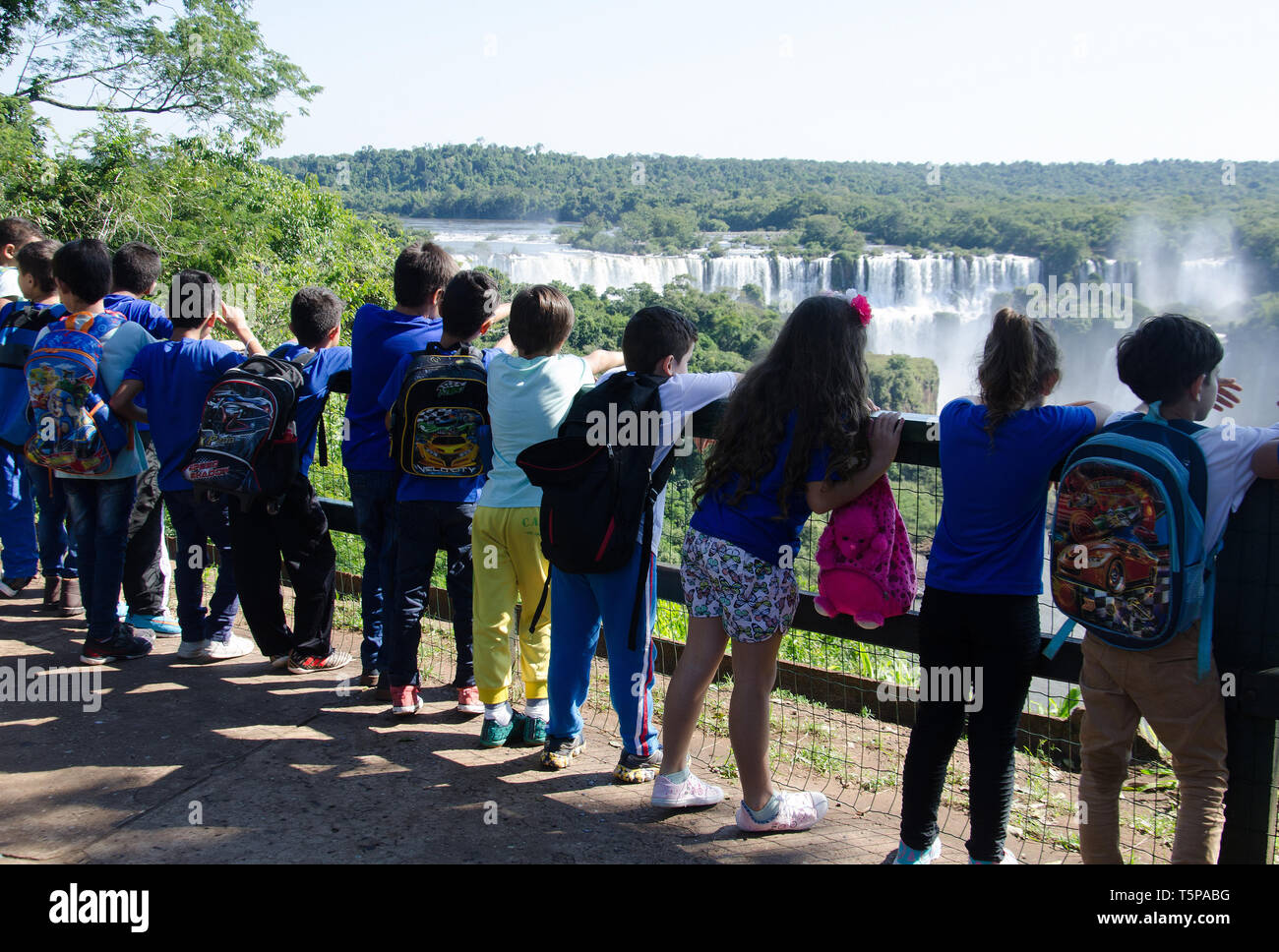 Brasilianische Schülerinnen und Schüler an einem Tag besuchen Sie die spektakulären Iguaçu Wasserfälle Stockfoto