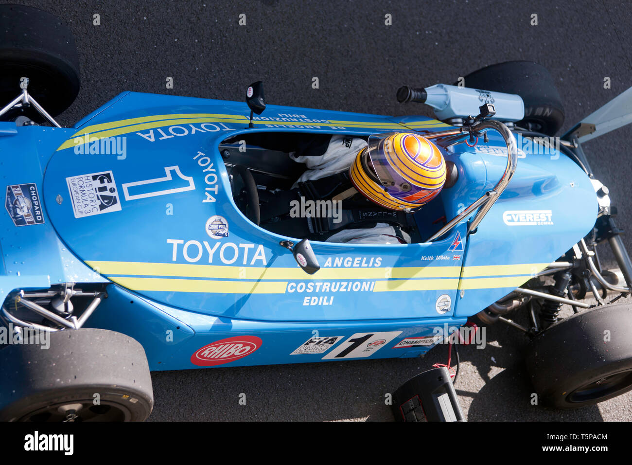 Nahaufnahme, Luftaufnahme von kieth Weiß fährt sein 1977, Ralt RT1 Formel 3 Rennwagen am2019 Silverstone Classic Media Day. Stockfoto