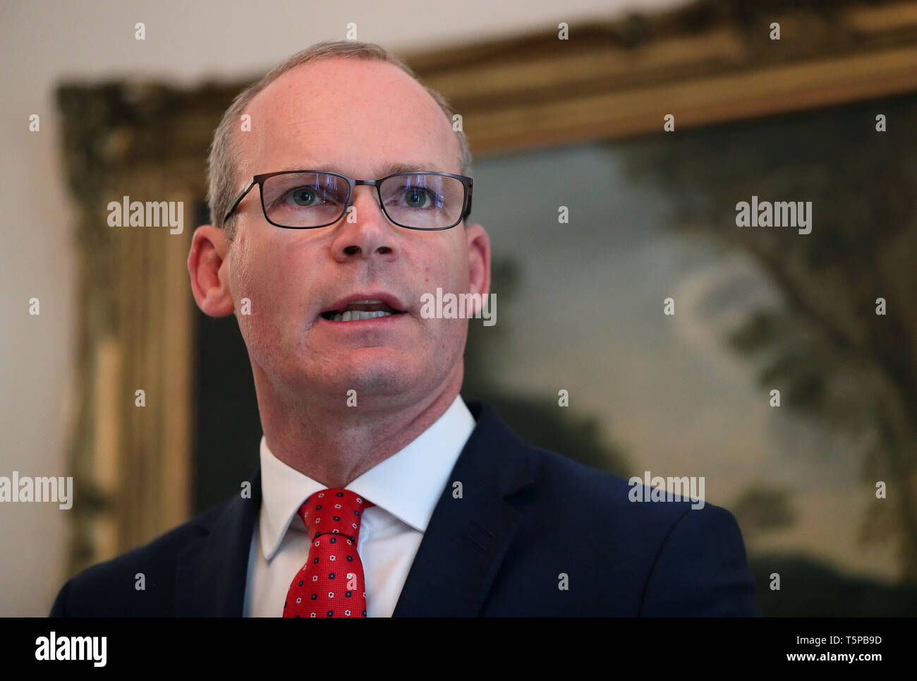 Der irische Minister für Auswärtige Angelegenheiten Simon Coveney während einer Pressekonferenz in Stormont in Belfast, um eine Durchsage über ein frisches Angebot Stormont powersharing wiederherzustellen. Stockfoto