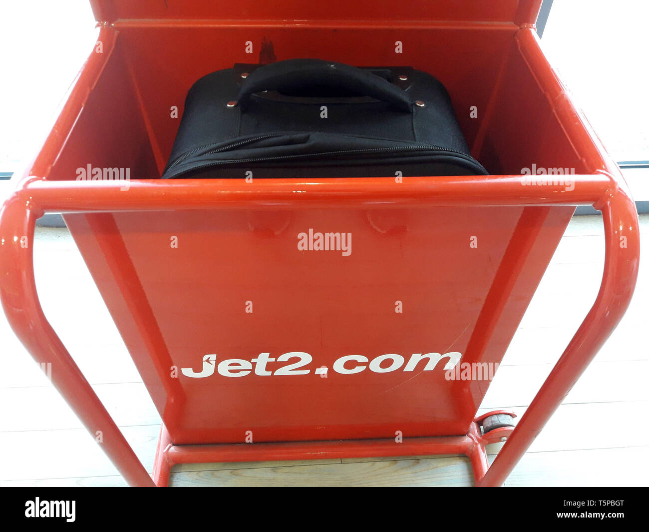 Jet2.Com Jet 2 Handgepäck Tasche Baugröße Tester am Flughafen East Midlands in Leicestershire, UK. April 13, 2019. Stockfoto