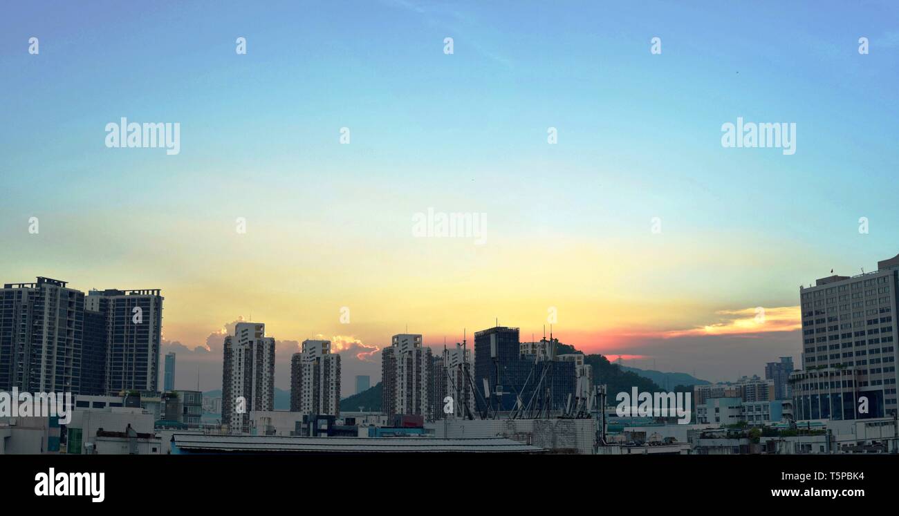 Eine zusammengeführte Panorama von Sunset Landschaft, geschossen auf der Dachterrasse im Stadtzentrum von Shenzhen, China. Stockfoto