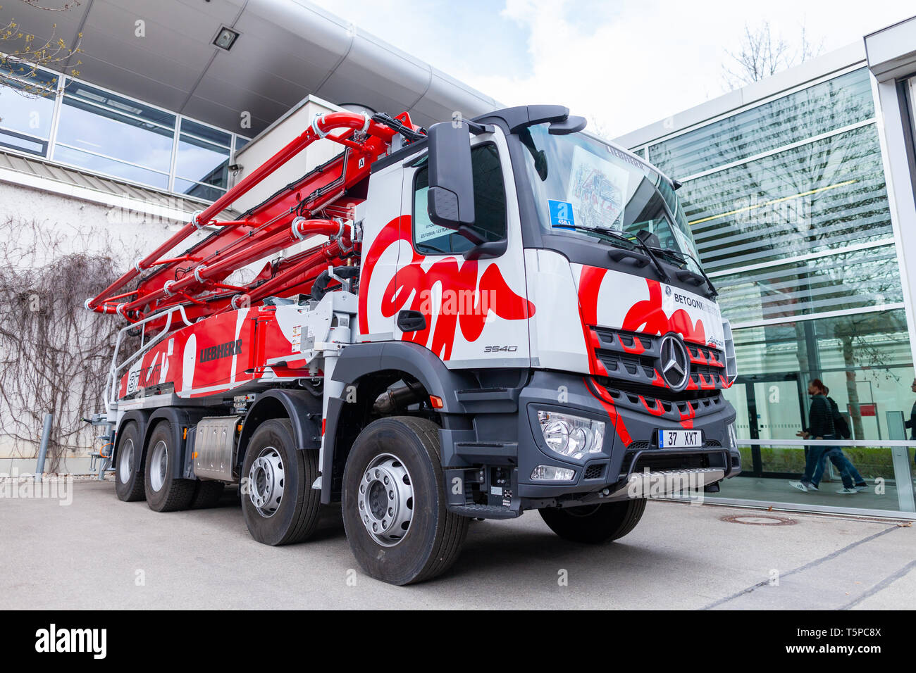 Munchen Deutschland April 14 19 Mercedes Benz Lkw Mit Einer Betonpumpe Steht Vor Einer Halle In Munchen Stockfotografie Alamy
