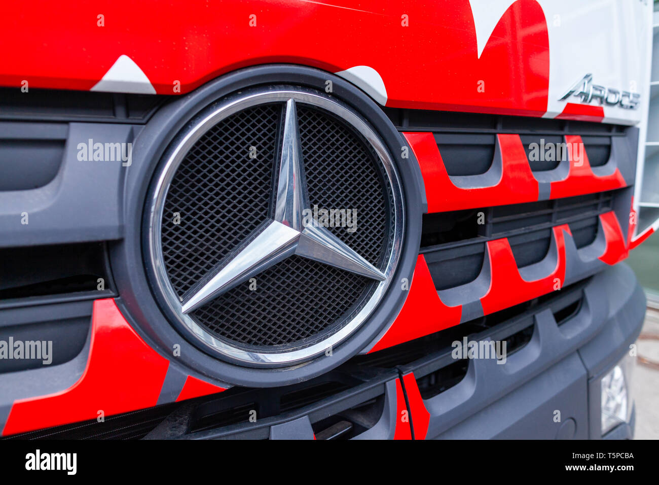Munchen Deutschland April 14 19 Mercedes Benz Lkw Mit Einer Betonpumpe Steht Vor Einer Halle In Munchen Stockfotografie Alamy