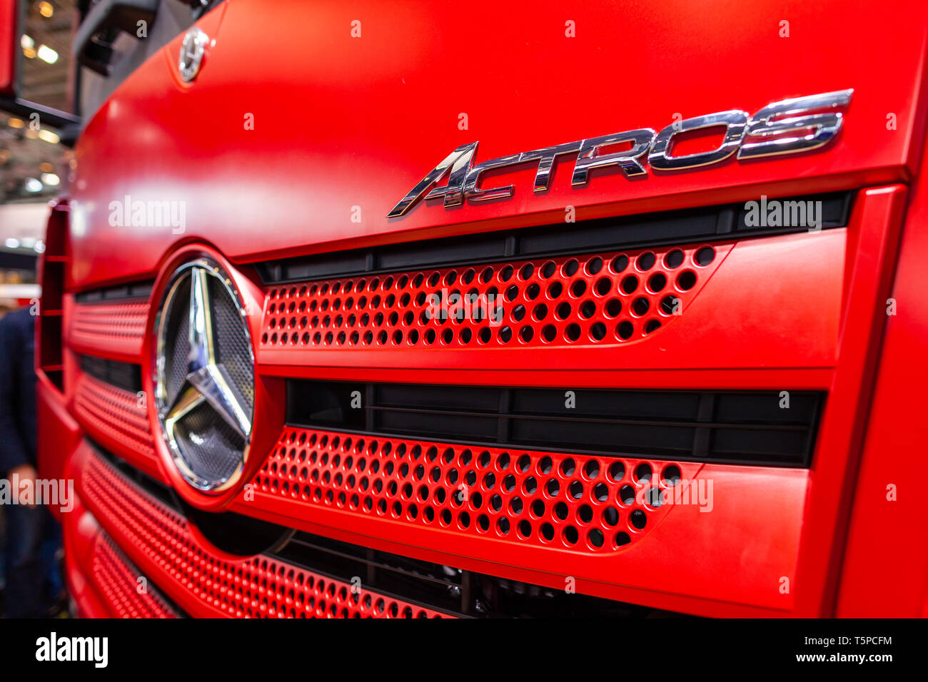 Munchen Deutschland April 14 19 Mercedes Benz Stern Auf Einem Mercedes Benz Actros Truck Mercedes Benz Lkw Der Daimler Trucks Div Hergestellt Stockfotografie Alamy